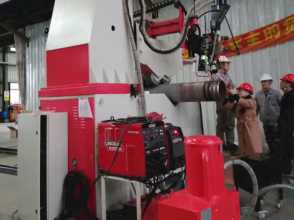Automatic pipeline welding workstation