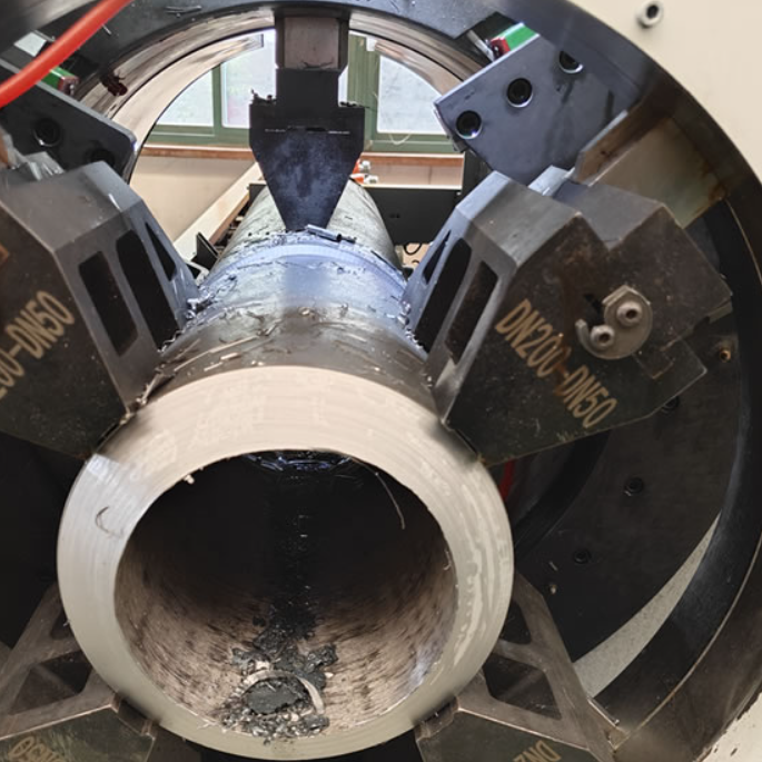 pipe cutting and beveling machine