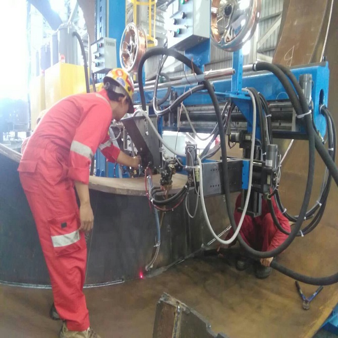 High Efficiency And Good Quality Manipulator Welding Machine with Longitudinal Welding for Pressure Vessel
