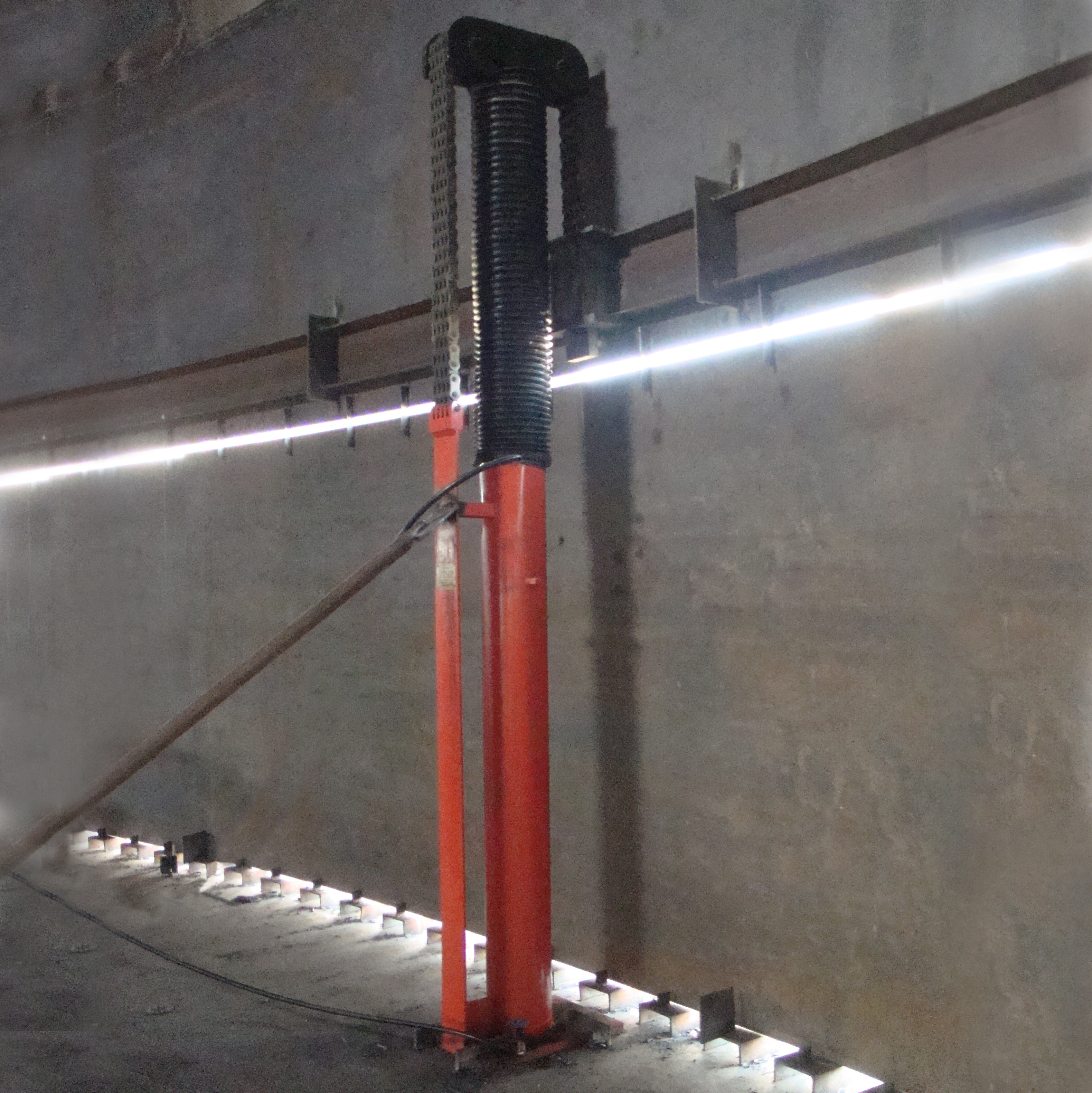 Simple Hydraulic Jacks for LNG Tank Construction